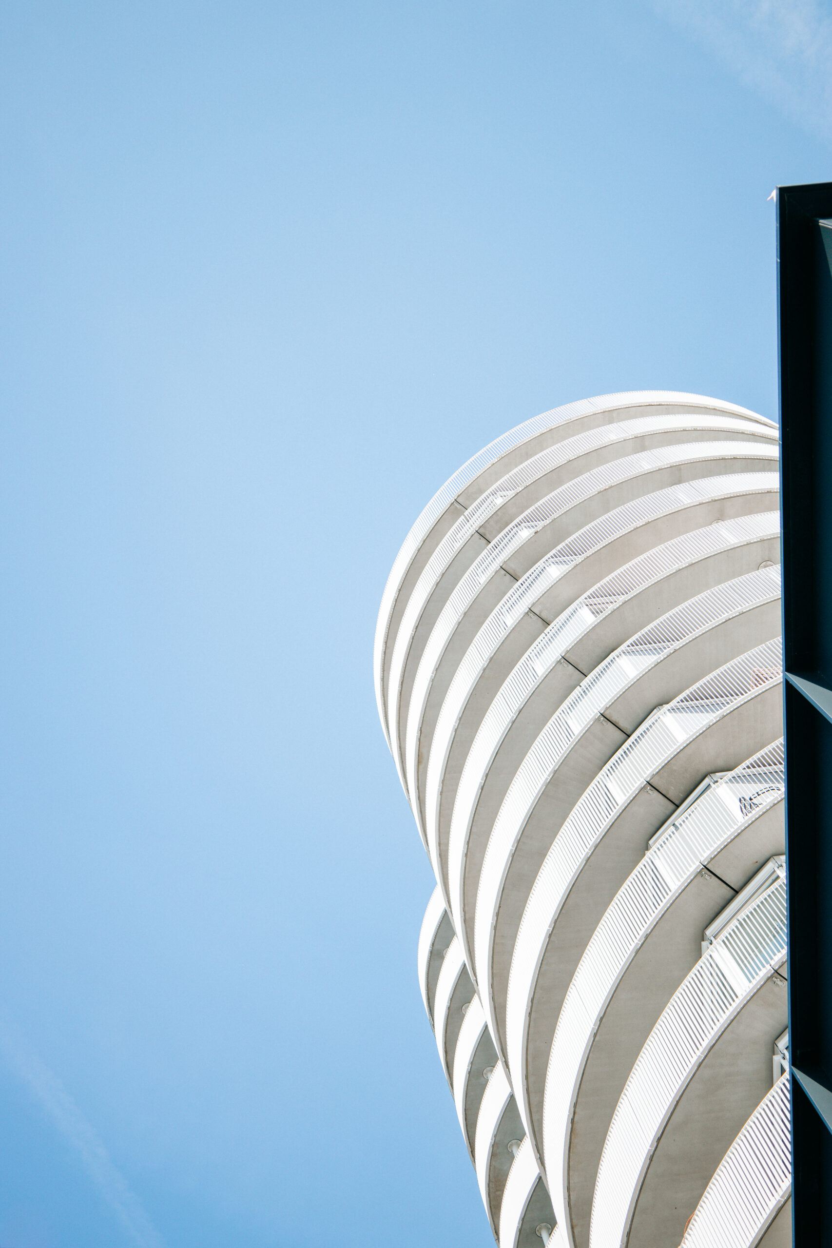 Runde Balkone an moderner Architektur im Zentrum von Rotterdam
