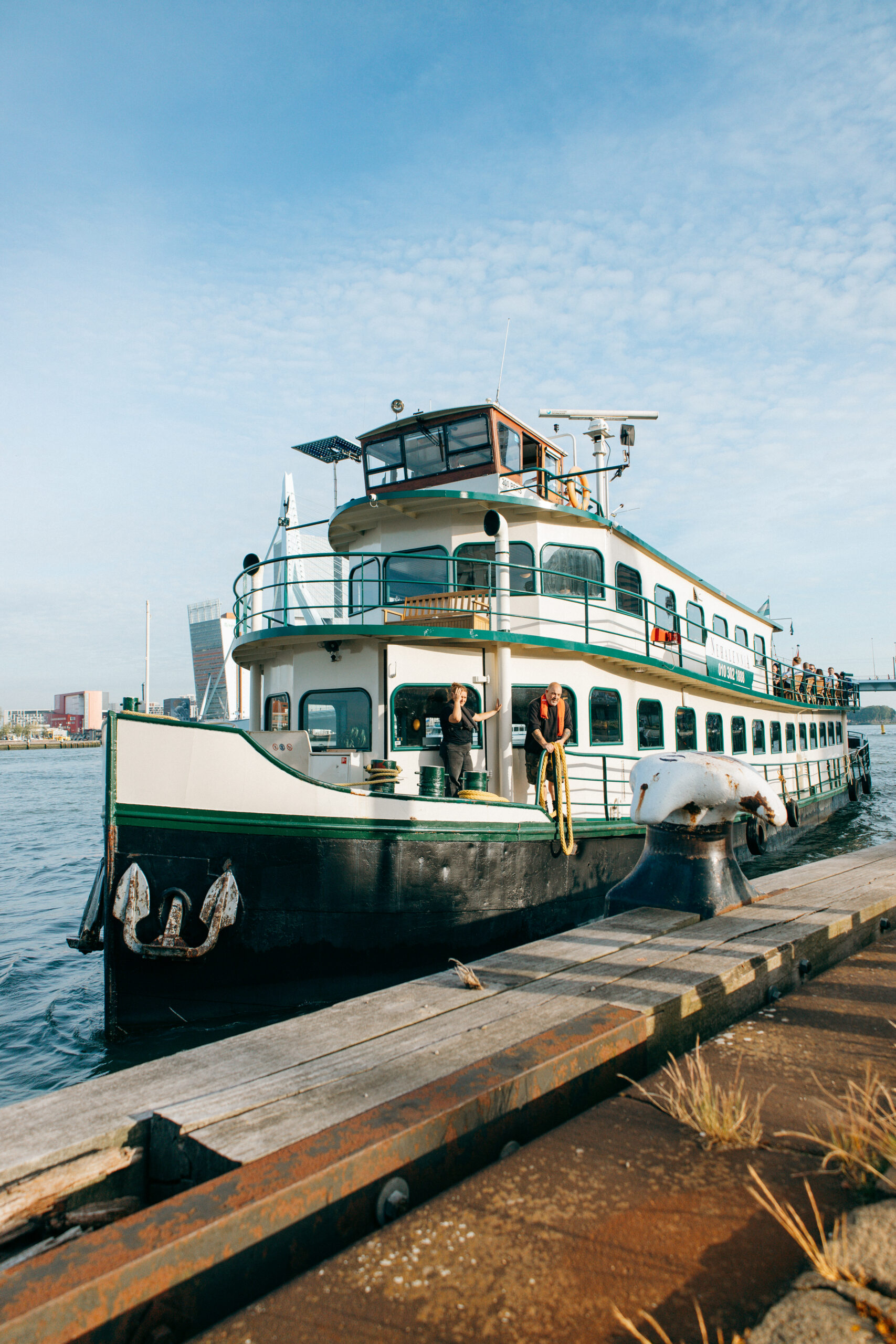 Schiff am Anleger in Rotterdam mit Erasmusbrücke im Hintergrund