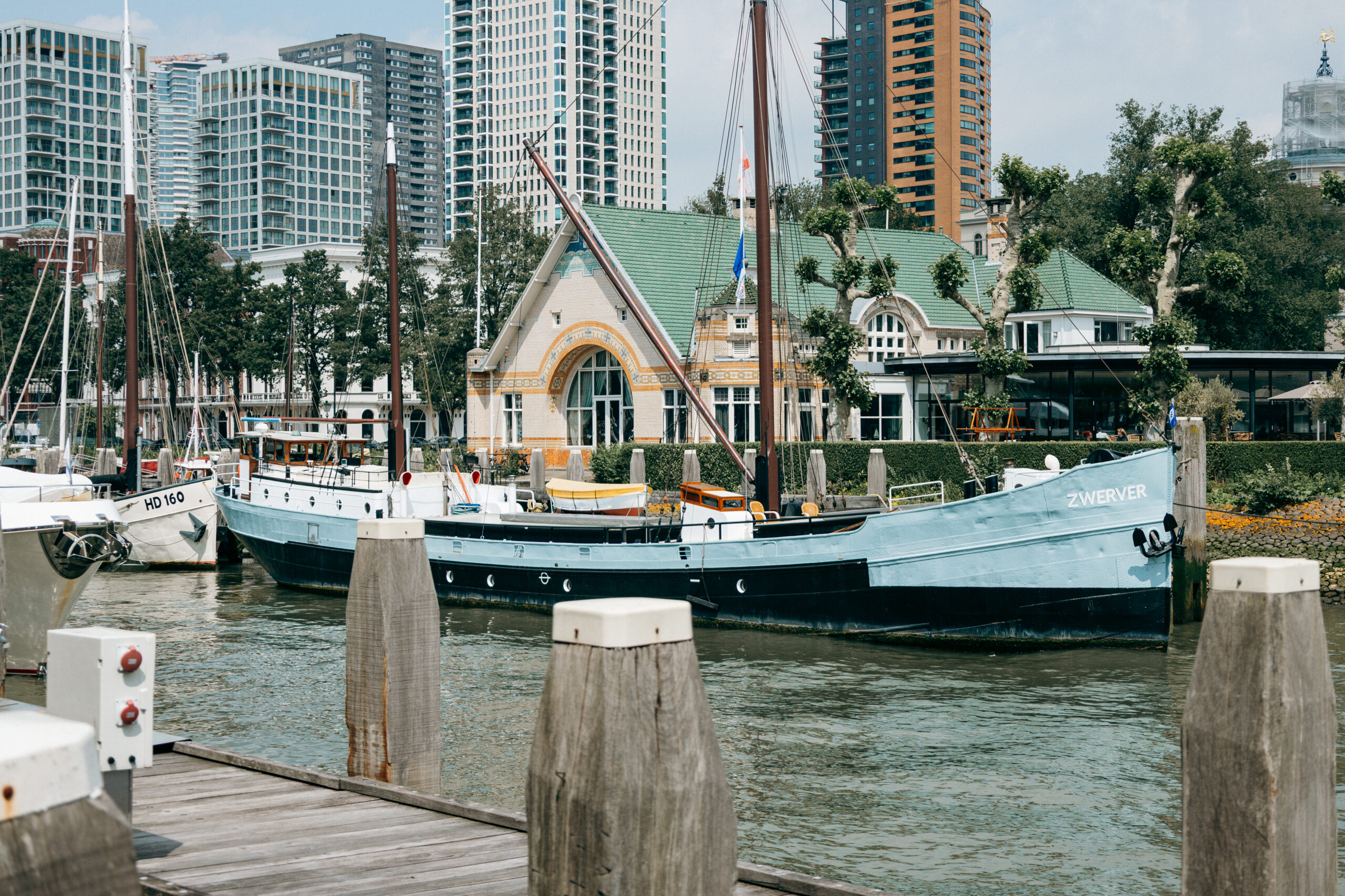 Historische Schiffe im Veerhaven in Rotterdam mit Skyline im Hintergrund