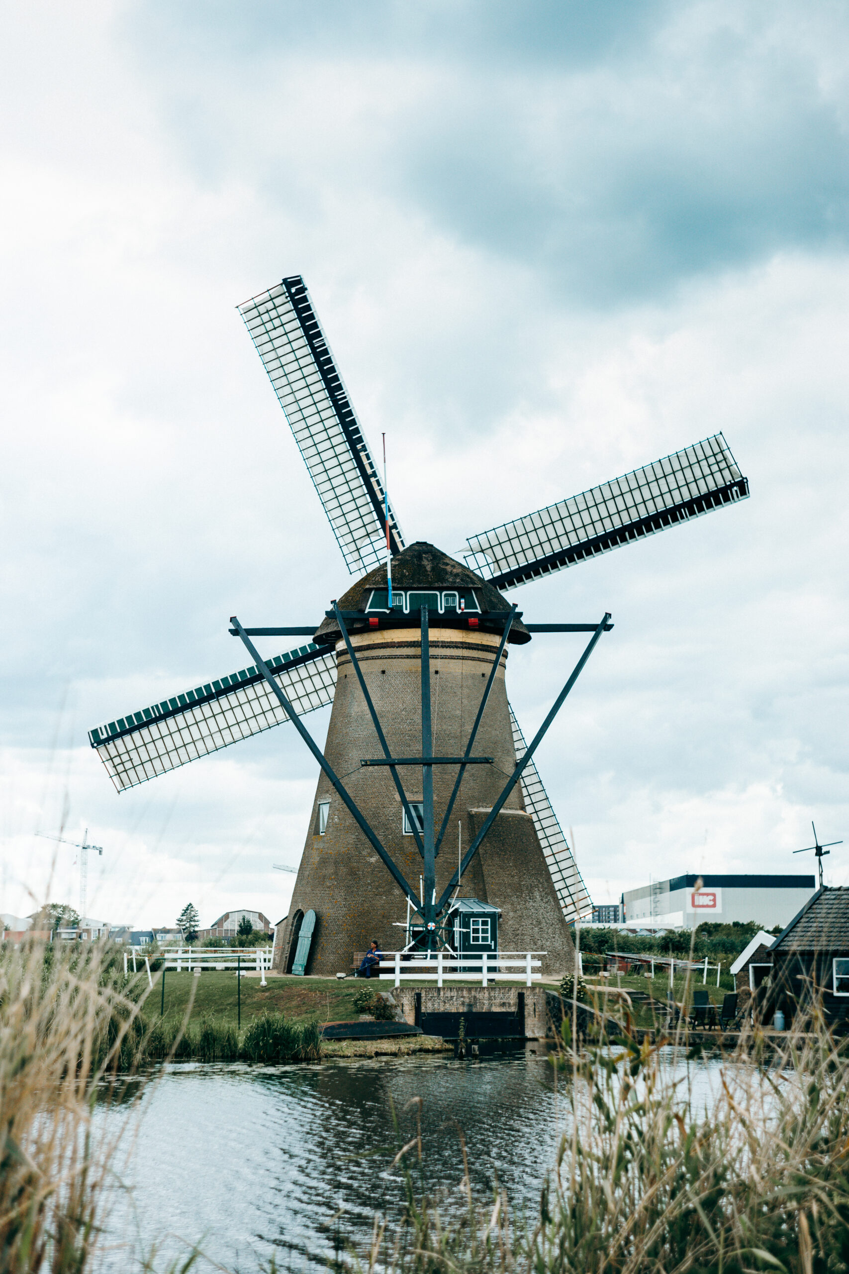Historische Windmühle von Kinderdijk direkt am Wasser