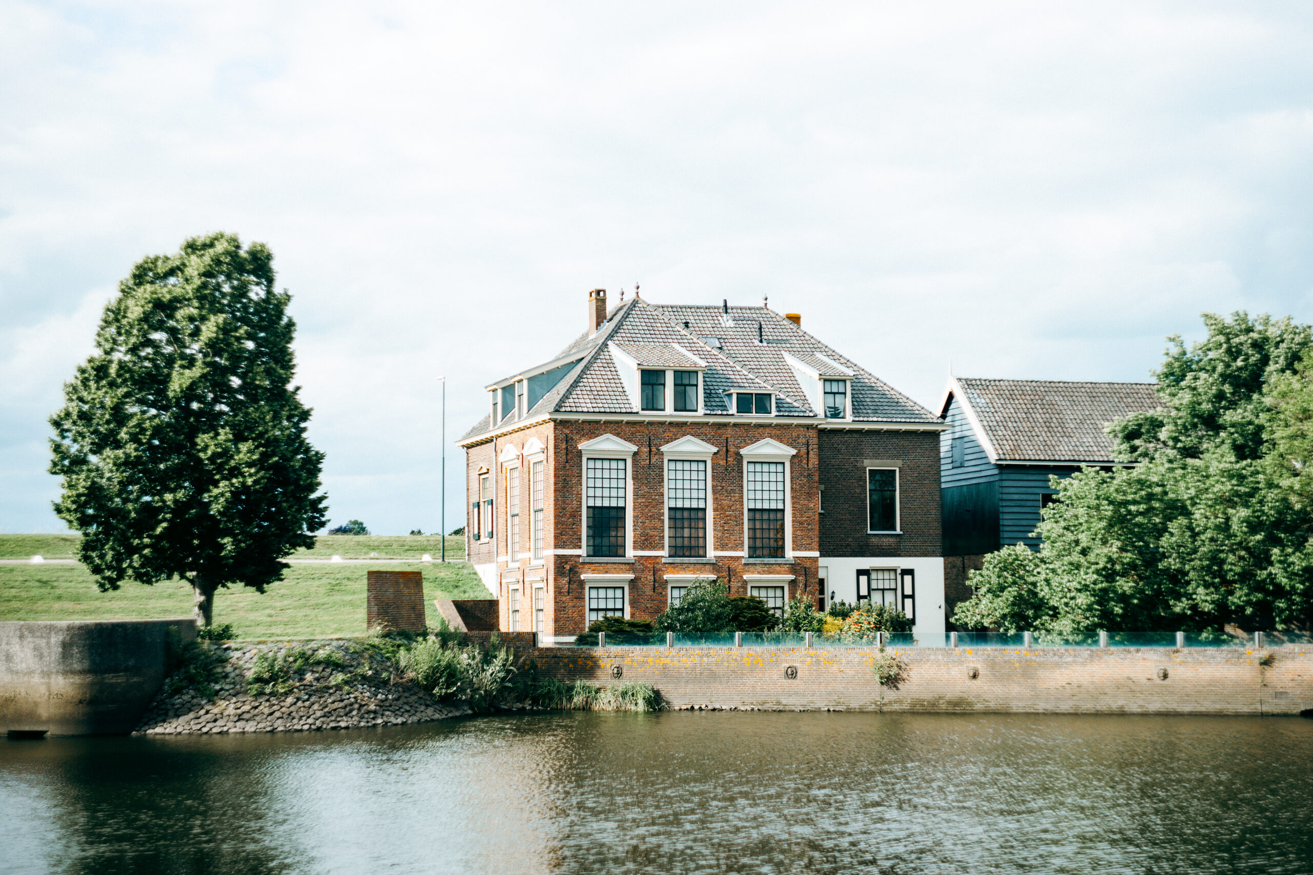 Historisches Backsteinhaus am Wasser in Kinderdijk