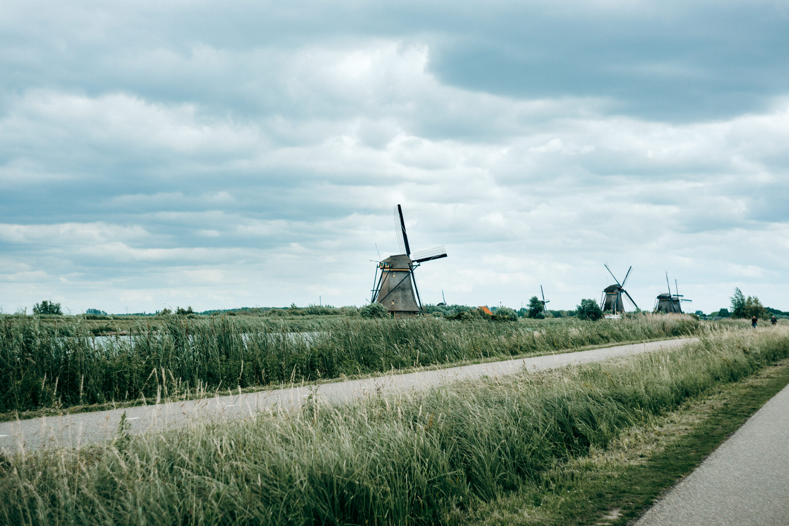 Windmühlen in der weiten Polderlandschaft von Kinderdijk