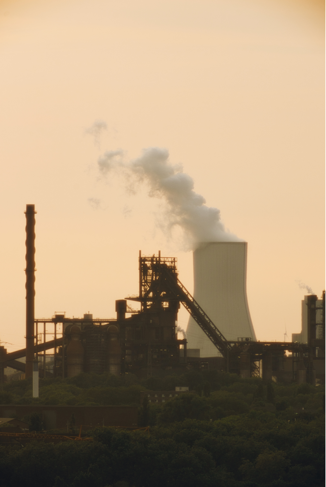 Hochofen im Landschaftspark Duisburg im warmen Abendlicht