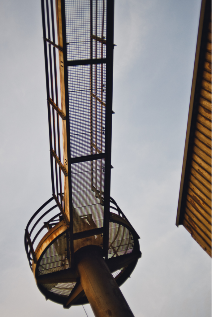 Blick von unten auf eine Stahlplattform am Hochofen im Landschaftspark Duisburg vor hellem Himmel