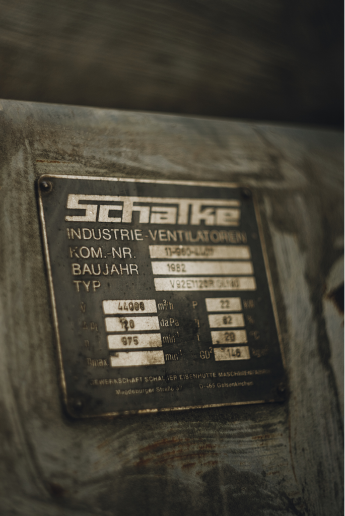 Altes Maschinenschild mit der Aufschrift Schalke an einer Industrieanlage im Landschaftspark Duisburg-Nord