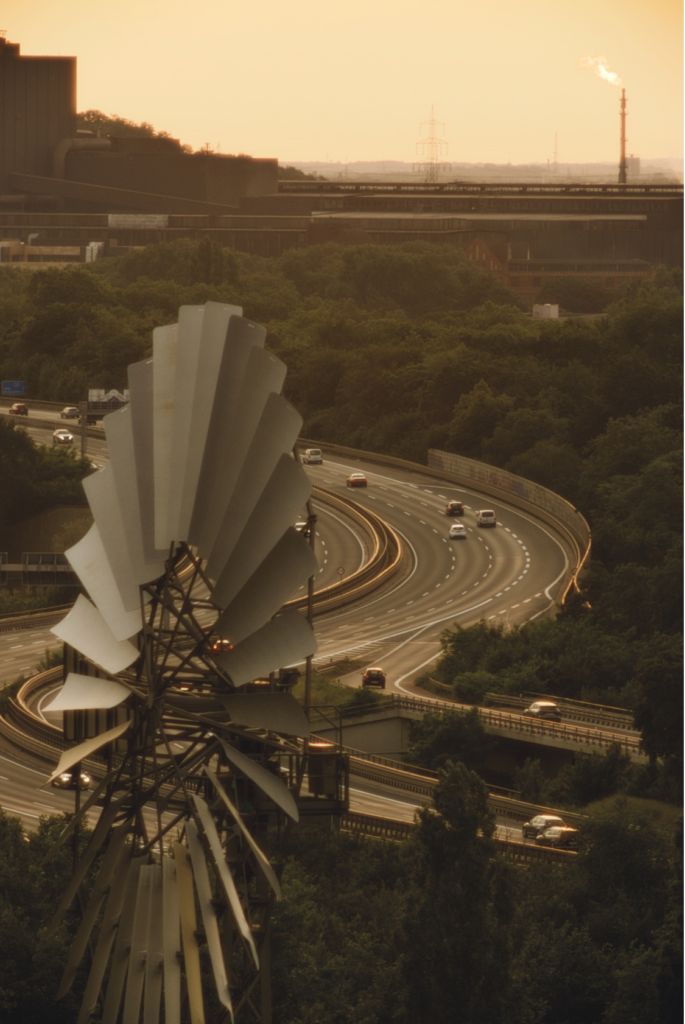 Rad im Landschaftspark Duisburg vor der Autobahn A42 im warmen Abendlicht