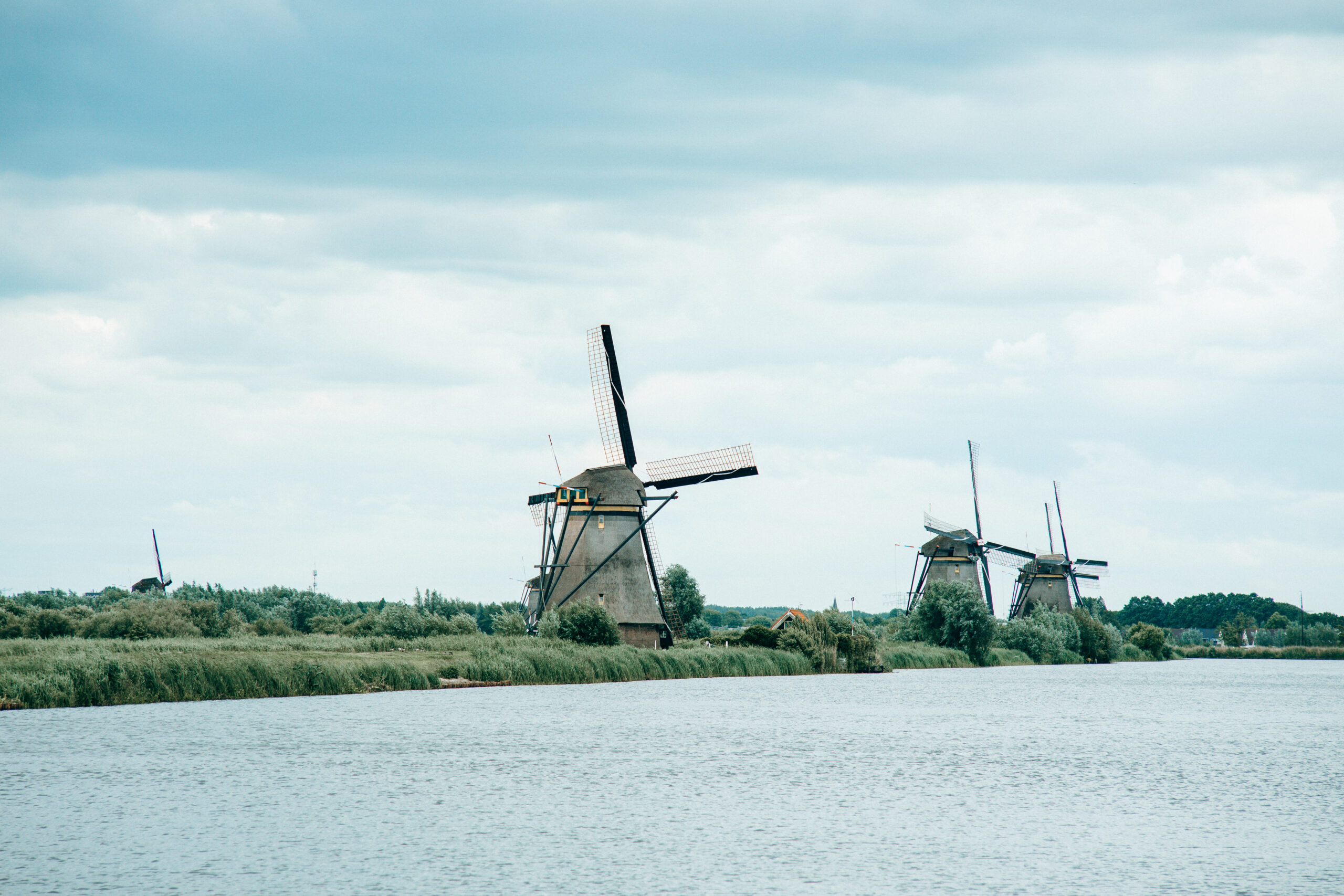 Mehrere Windmühlen am Wasser in Kinderdijk