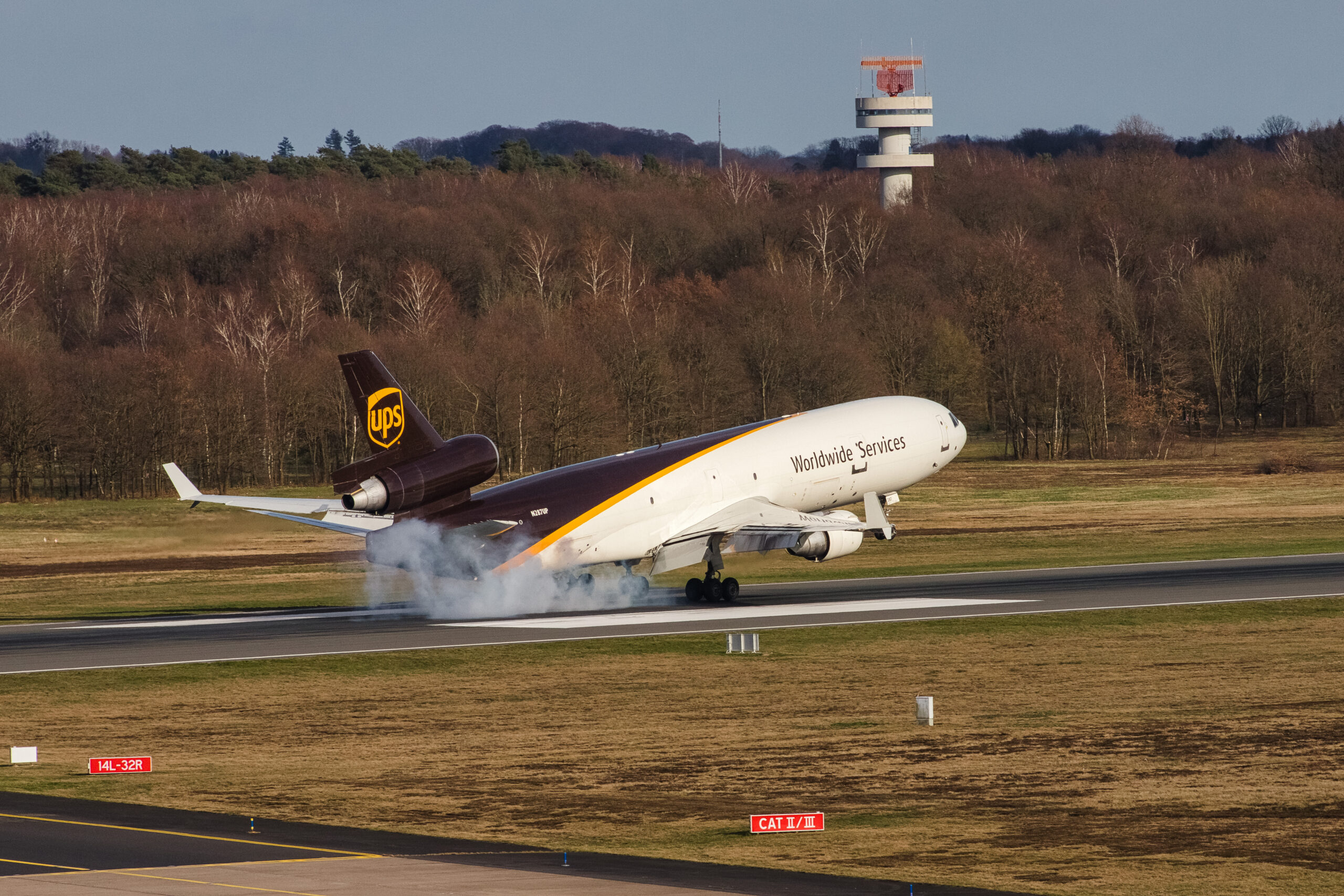 UPS MD-11F bei der Landung am Flughafen Köln Bonn