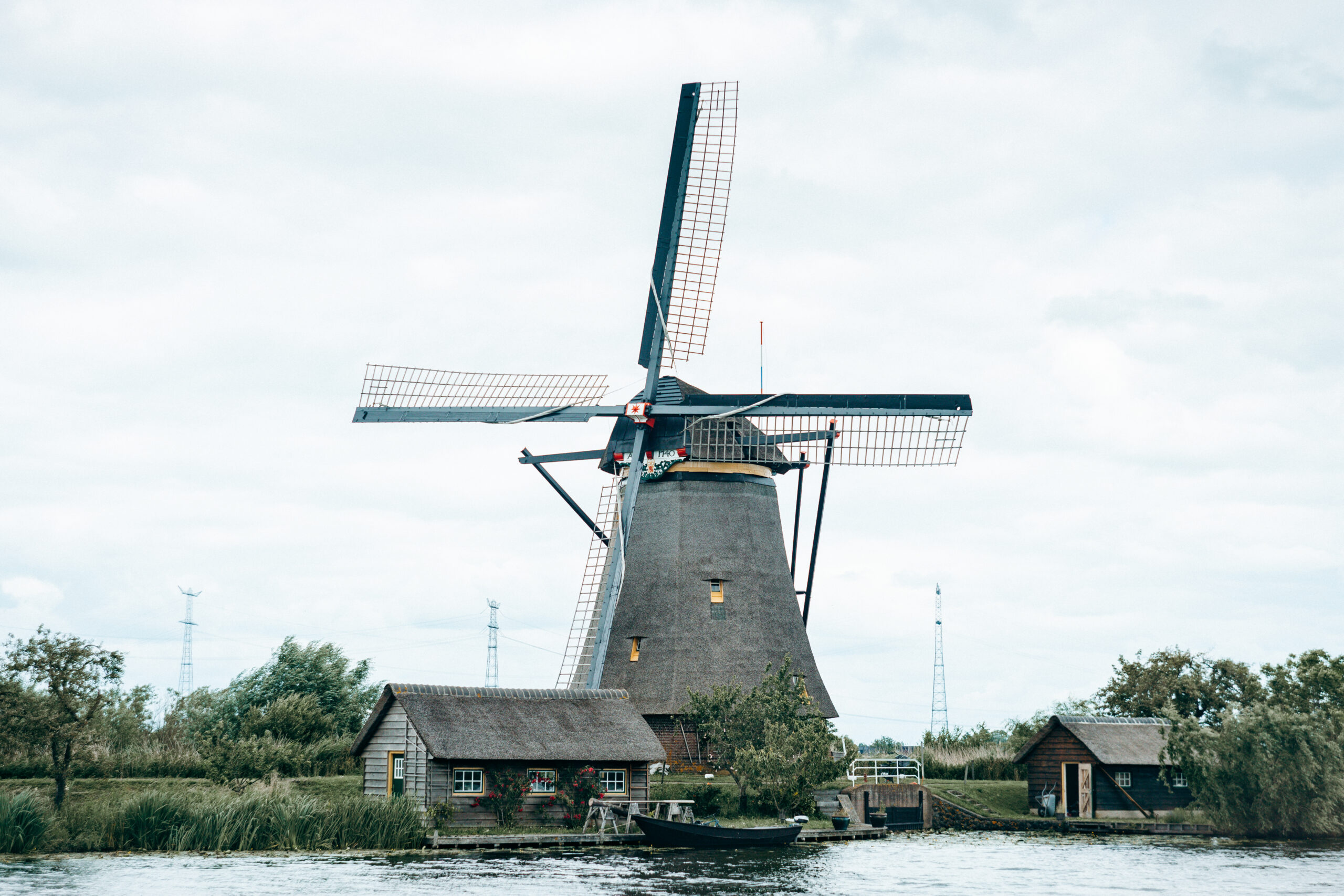 Windmühle mit historischen Holzhäusern in Kinderdijk