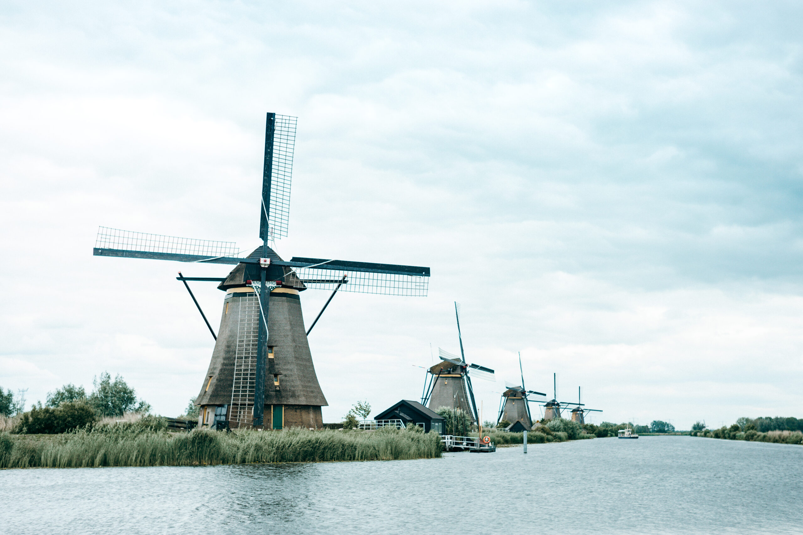 Lange Reihe historischer Windmühlen am Wasser in Kinderdijk