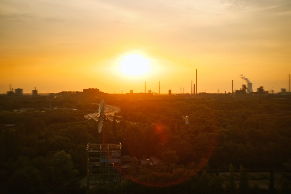 Sonne über der Duisburger Industriekulisse, aufgenommen vom Hochofen im Landschaftspark Duisburg-Nord